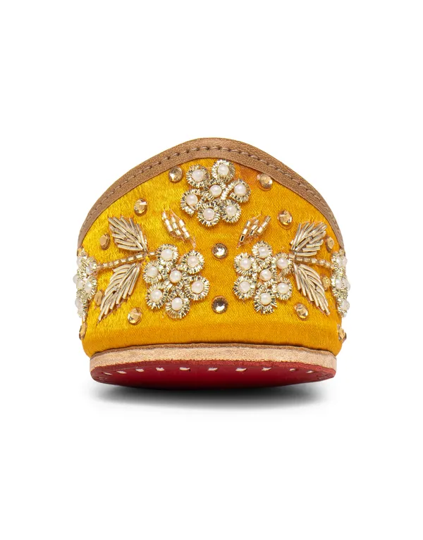 Yellow_Punjabi_Jutti_for_Women_with_Dabka_Leather_Lining
