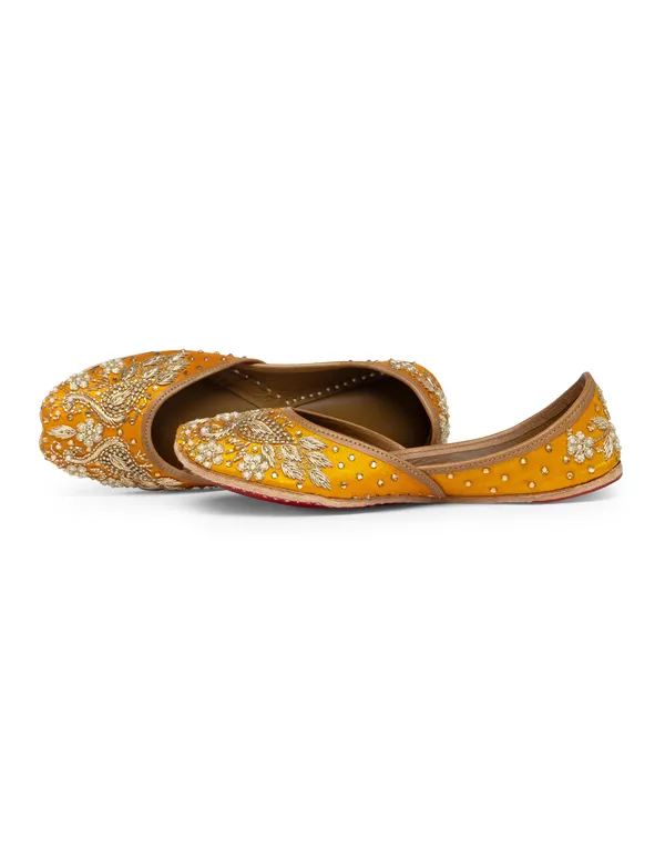 Yellow_Punjabi_Jutti_for_Women_with_Dabka_Leather_Lining