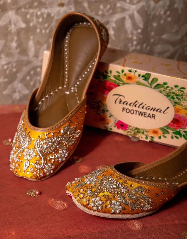 Yellow_Punjabi_Jutti_for_Women_with_Dabka_Leather_Lining