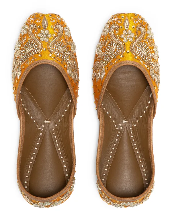 Yellow_Punjabi_Jutti_for_Women_with_Dabka_Leather_Lining