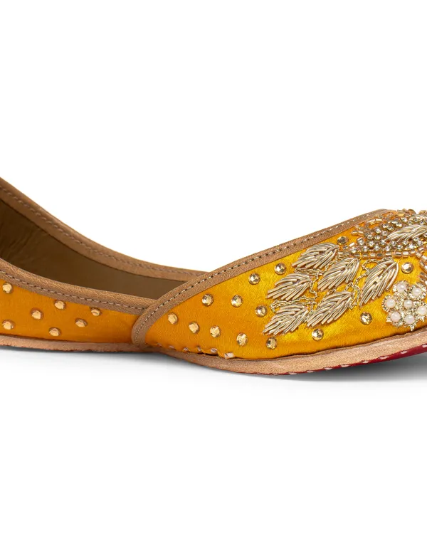 Yellow_Punjabi_Jutti_for_Women_with_Dabka_Leather_Lining