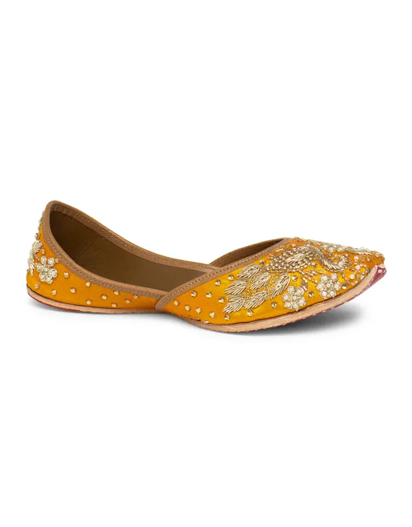 Yellow_Punjabi_Jutti_for_Women_with_Dabka_Leather_Lining