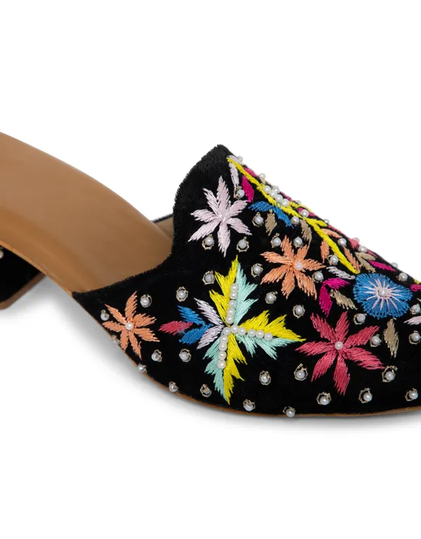 Black_Fabric_And_Foam_Handcrafted_Wedding_Mojari_Party_Sandals_For_Women