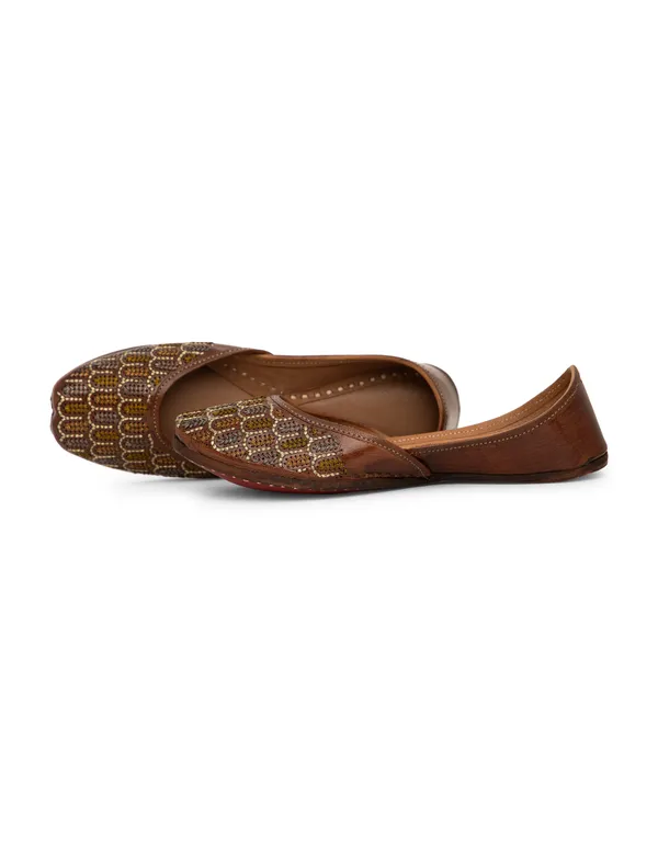 Comfortable_Total_Leather_Punjabi_Juttis_with_a_Perfect_Fit_and_Stylish_Designs