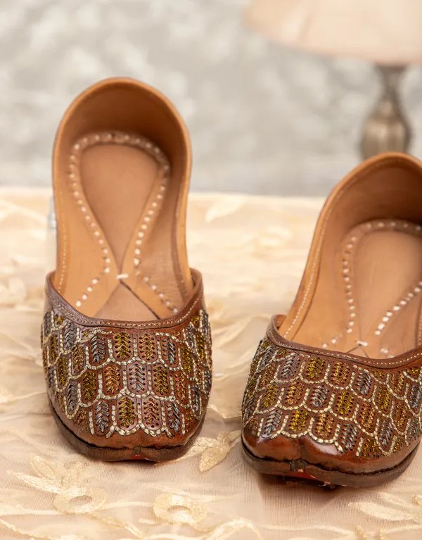 Comfortable_Total_Leather_Punjabi_Juttis_with_a_Perfect_Fit_and_Stylish_Designs