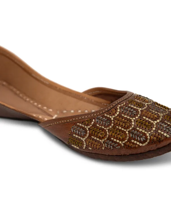 Comfortable_Total_Leather_Punjabi_Juttis_with_a_Perfect_Fit_and_Stylish_Designs