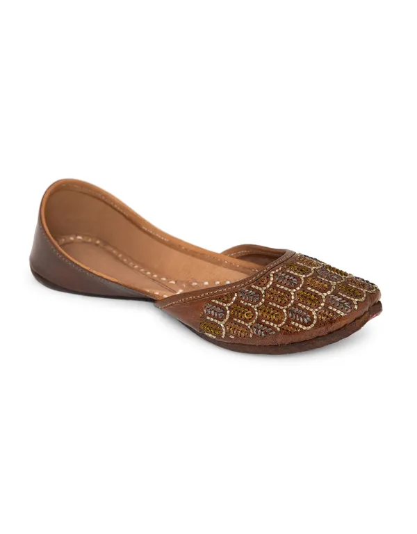 Comfortable_Total_Leather_Punjabi_Juttis_with_a_Perfect_Fit_and_Stylish_Designs