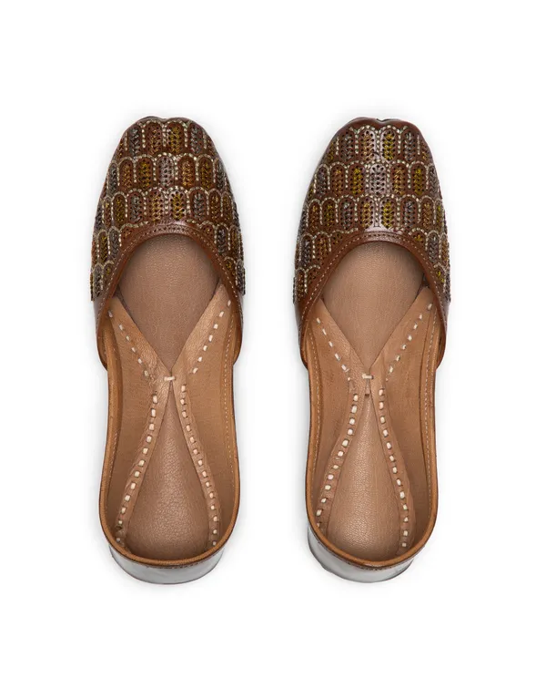 Comfortable_Total_Leather_Punjabi_Juttis_with_a_Perfect_Fit_and_Stylish_Designs