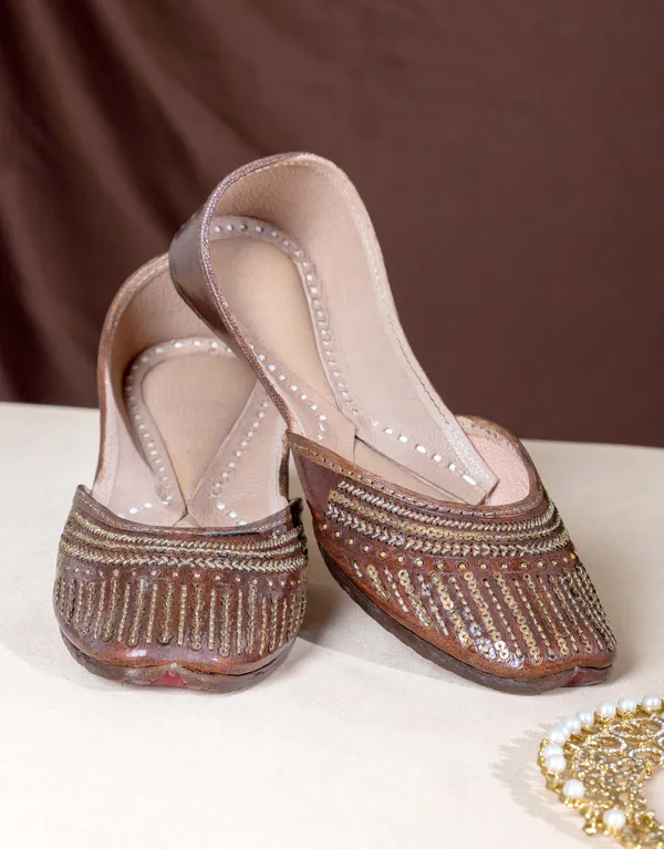 Traditional_Total_Leather_Jutti_for_Women_-_Premium_Craftsmanship_&_Soft_Leather