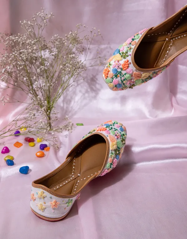 Multicolor_Punjabi_Jutti_for_Women_with_Dabka_Leather_Lining