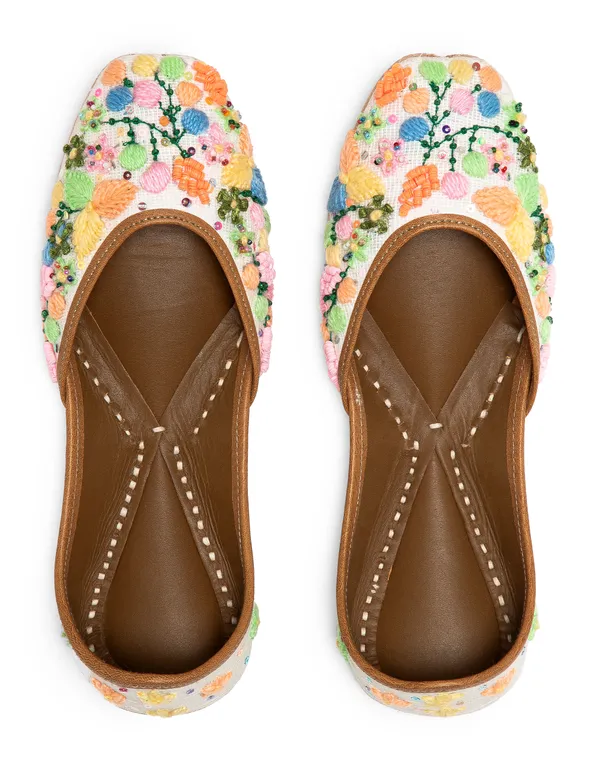 Multicolor_Punjabi_Jutti_for_Women_with_Dabka_Leather_Lining