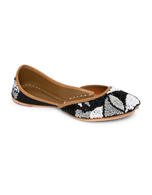 Black_Punjabi_Jutti_for_Women_with_Dabka_Leather_Lining