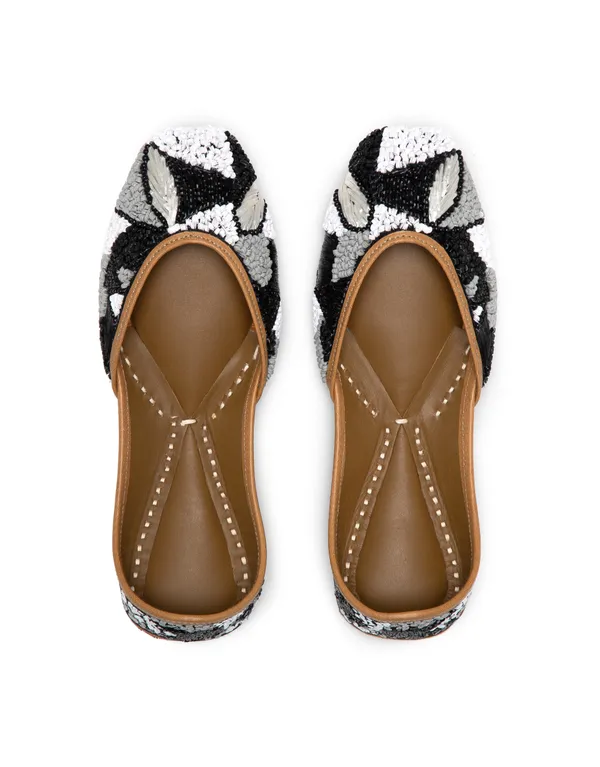 Black_Punjabi_Jutti_for_Women_with_Dabka_Leather_Lining
