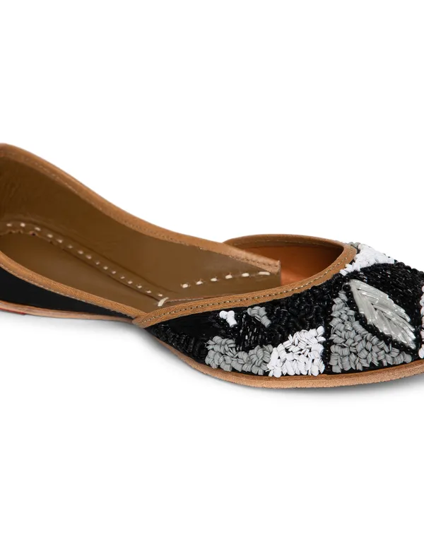 Black_Punjabi_Jutti_for_Women_with_Dabka_Leather_Lining