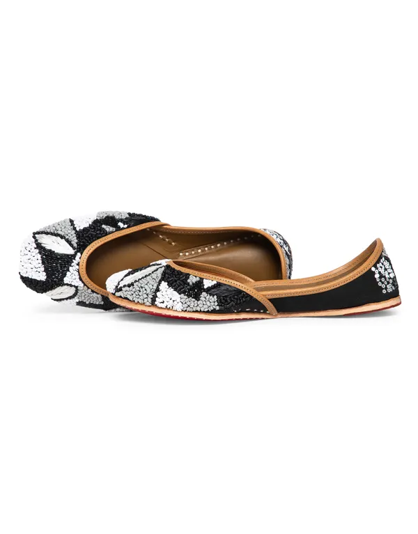 Black_Punjabi_Jutti_for_Women_with_Dabka_Leather_Lining