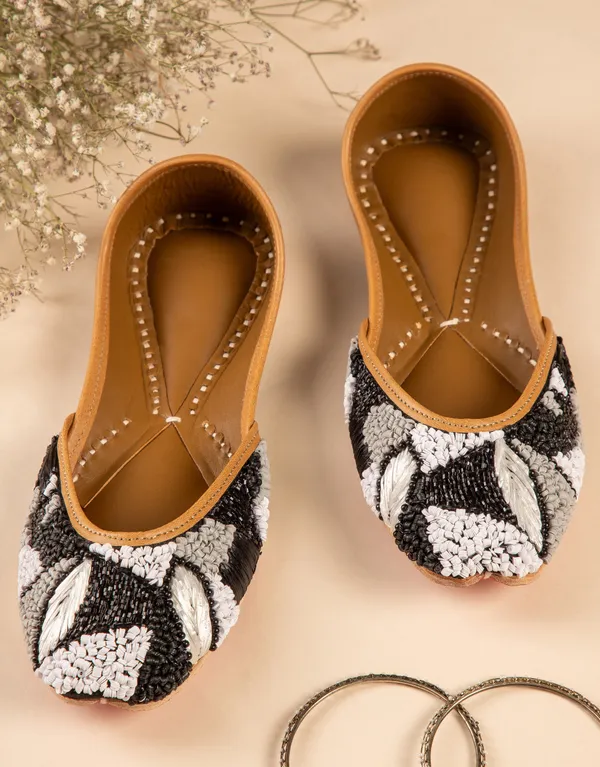 Black_Punjabi_Jutti_for_Women_with_Dabka_Leather_Lining