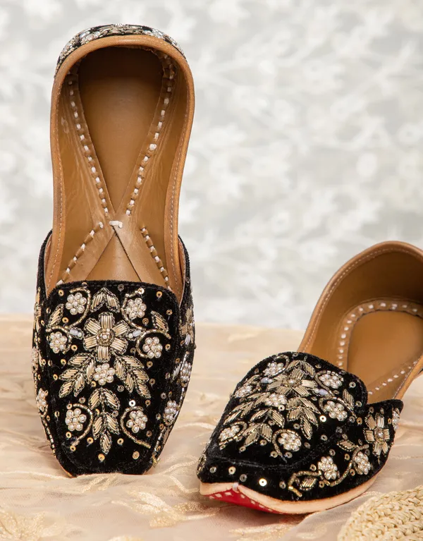 Beautiful_Punjabi_Jutti_for_Women_with_Stunning_Dabka_Leather_Lining_Embroidery