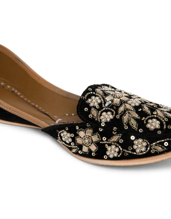 Beautiful_Punjabi_Jutti_for_Women_with_Stunning_Dabka_Leather_Lining_Embroidery