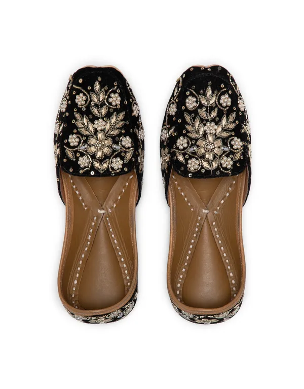Beautiful_Punjabi_Jutti_for_Women_with_Stunning_Dabka_Leather_Lining_Embroidery