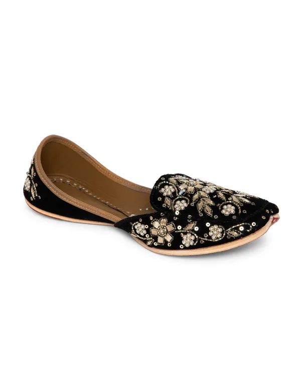 Beautiful_Punjabi_Jutti_for_Women_with_Stunning_Dabka_Leather_Lining_Embroidery