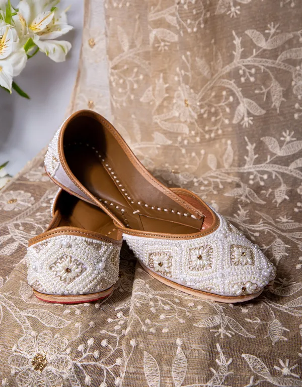 Cream_Gold_Punjabi_Jutti_for_Women_with_Heavy_Dabka_Leather_Lining