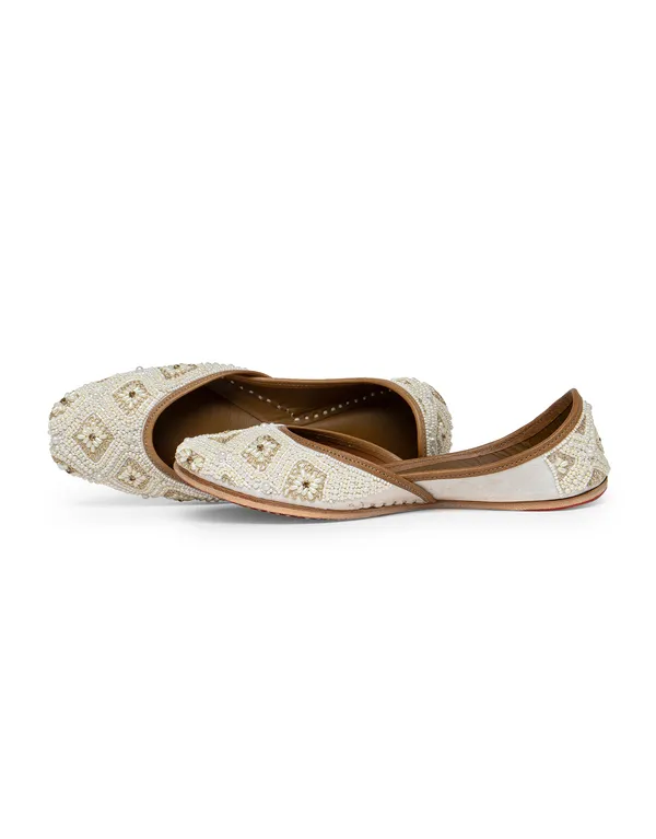 Cream_Gold_Punjabi_Jutti_for_Women_with_Heavy_Dabka_Leather_Lining