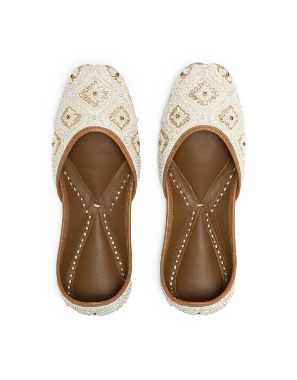 Cream_Gold_Punjabi_Jutti_for_Women_with_Heavy_Dabka_Leather_Lining