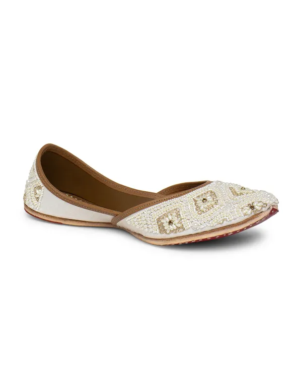 Cream_Gold_Punjabi_Jutti_for_Women_with_Heavy_Dabka_Leather_Lining