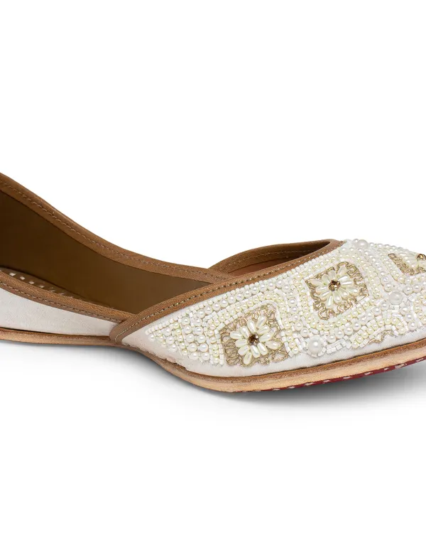 Cream_Gold_Punjabi_Jutti_for_Women_with_Heavy_Dabka_Leather_Lining