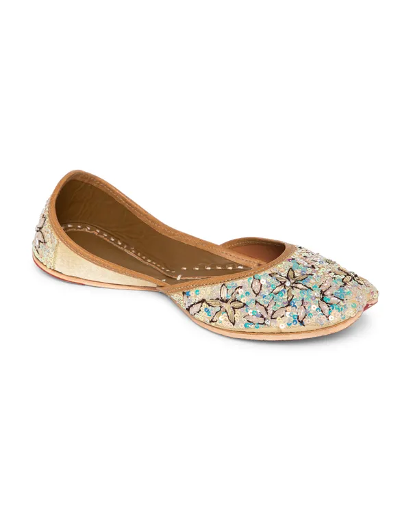 Gold_Punjabi_Jutti_for_Women_with_Dabka_Leather_Lining