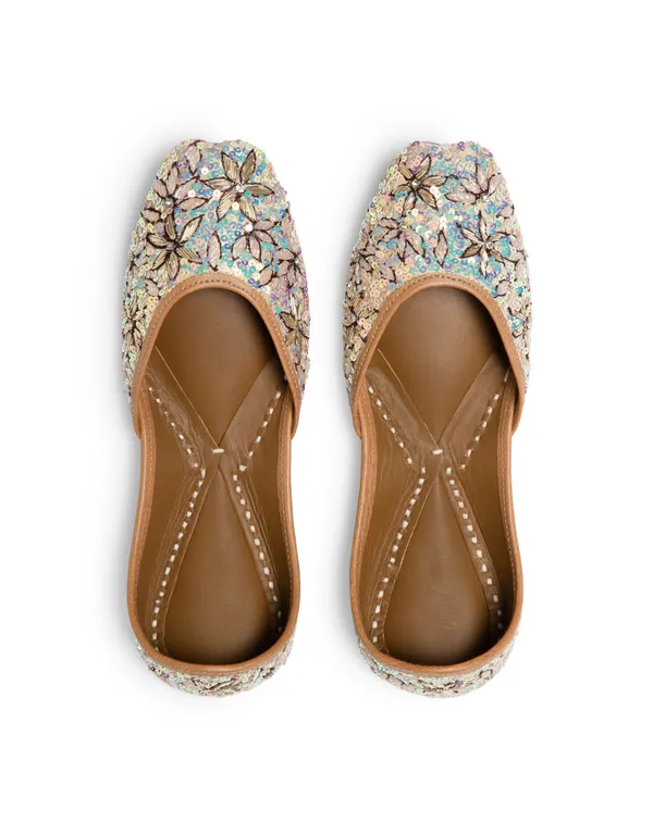 Gold_Punjabi_Jutti_for_Women_with_Dabka_Leather_Lining