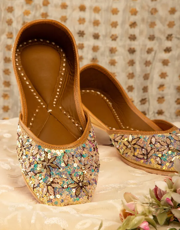 Gold_Punjabi_Jutti_for_Women_with_Dabka_Leather_Lining