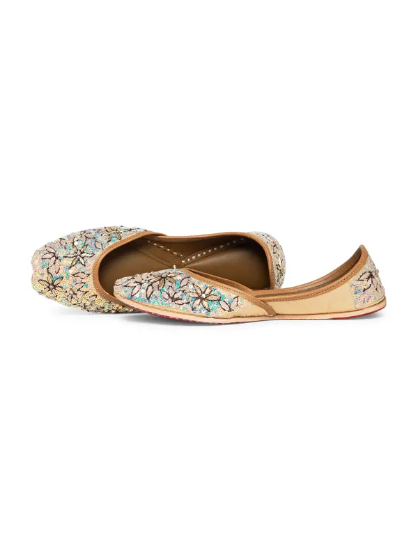 Gold_Punjabi_Jutti_for_Women_with_Dabka_Leather_Lining