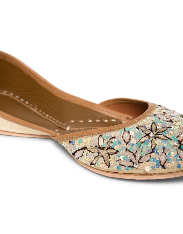 Gold_Punjabi_Jutti_for_Women_with_Dabka_Leather_Lining