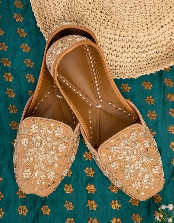 Designer_Punjabi_Jutti_for_Women_with_Custom_Embroidery_and_Dabka_Leather_Lining