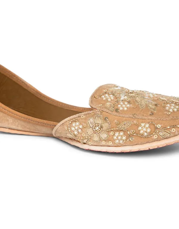 Designer_Punjabi_Jutti_for_Women_with_Custom_Embroidery_and_Dabka_Leather_Lining