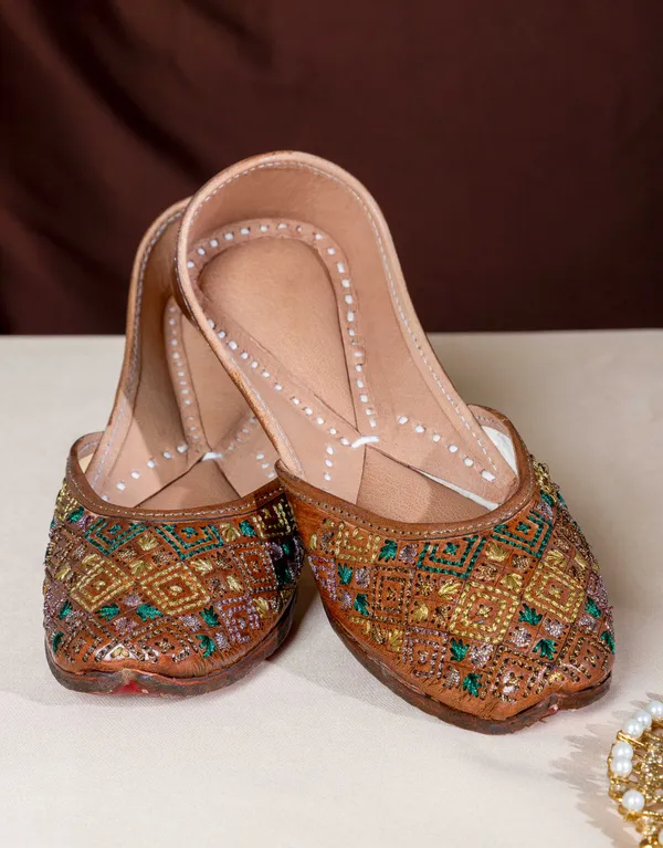 Brown_Total_Leather_&_Foam_Wedding_&_Festive_Punjabi_Jutti_For_Women