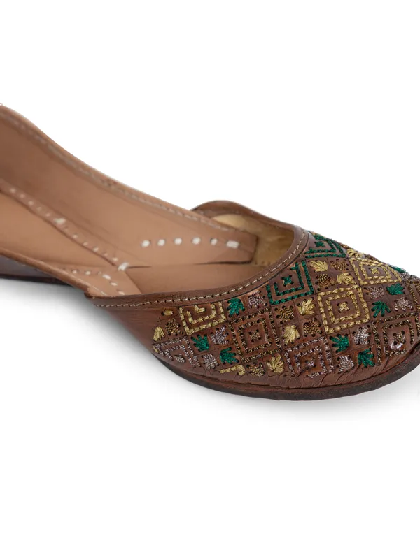 Brown_Total_Leather_&_Foam_Wedding_&_Festive_Punjabi_Jutti_For_Women