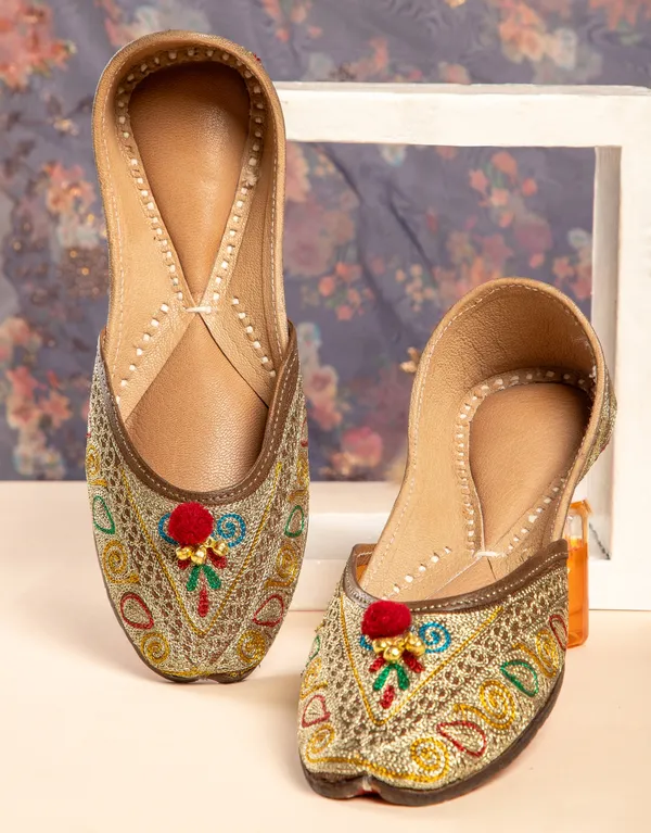 Multicolor_Punjabi_Jutti_for_Women_with_Dabka_Leather_Lining