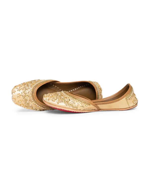 Gold_Punjabi_Jutti_for_Women_with_Dabka_Leather_Lining
