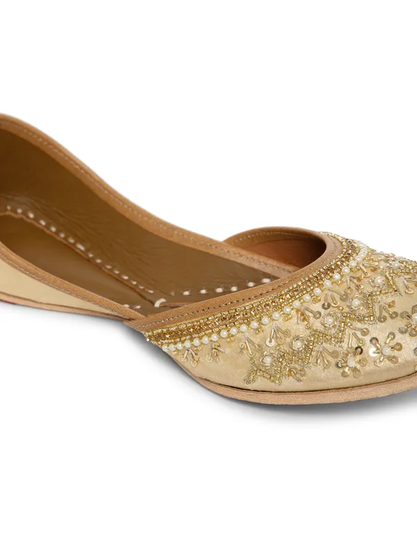 Gold_Punjabi_Jutti_for_Women_with_Dabka_Leather_Lining