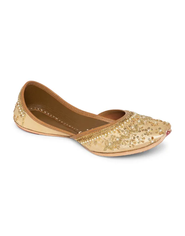 Gold_Punjabi_Jutti_for_Women_with_Dabka_Leather_Lining