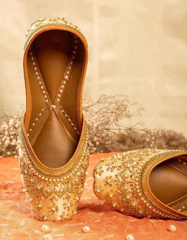 Gold_Punjabi_Jutti_for_Women_with_Dabka_Leather_Lining