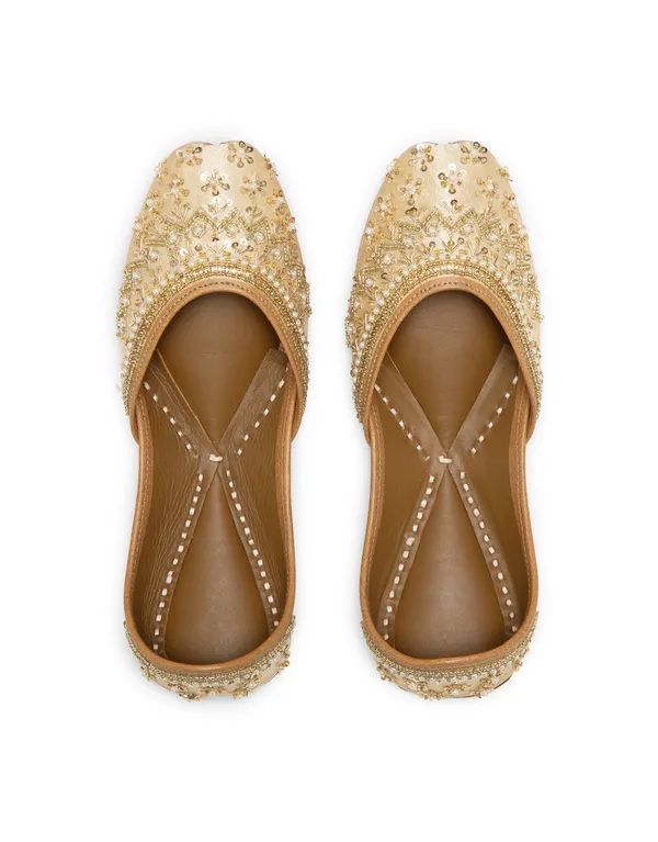 Gold_Punjabi_Jutti_for_Women_with_Dabka_Leather_Lining