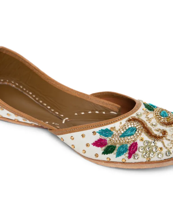 White_Punjabi_Jutti_for_Women_with_Dabka_Leather_Lining