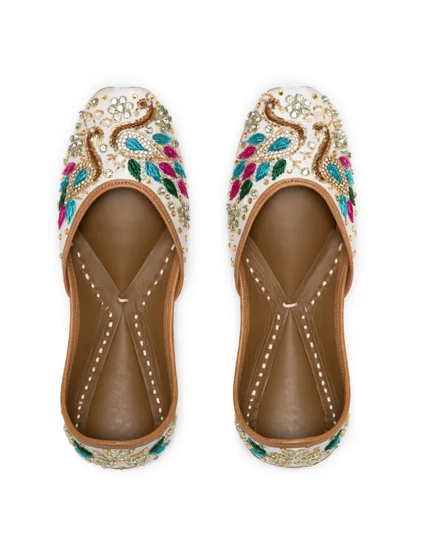 White_Punjabi_Jutti_for_Women_with_Dabka_Leather_Lining
