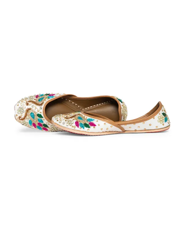 White_Punjabi_Jutti_for_Women_with_Dabka_Leather_Lining