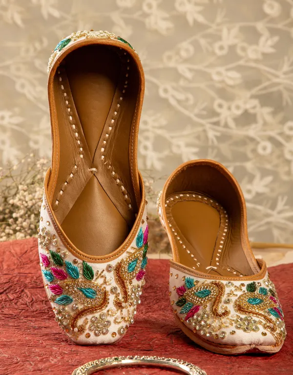 White_Punjabi_Jutti_for_Women_with_Dabka_Leather_Lining