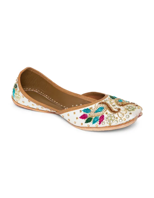 White_Punjabi_Jutti_for_Women_with_Dabka_Leather_Lining