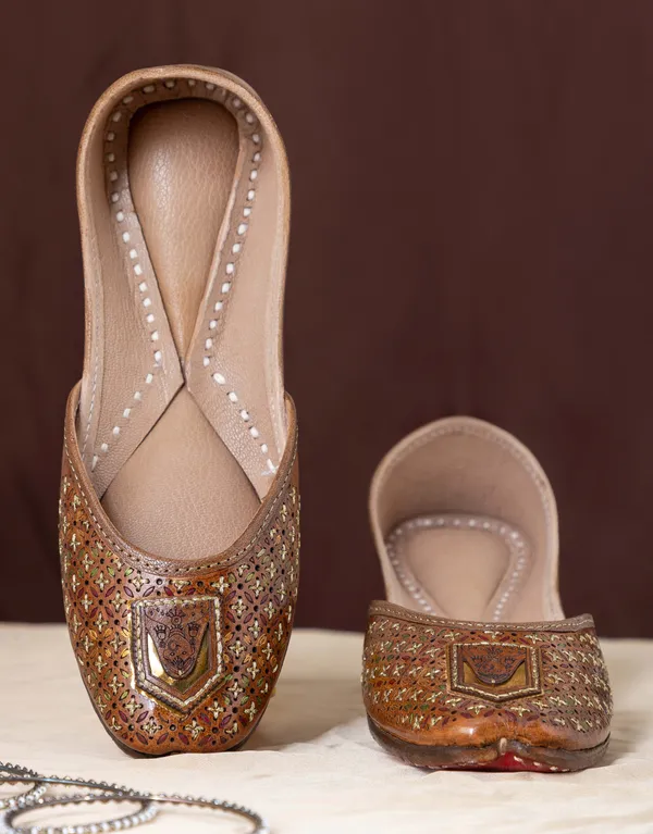 Handmade_Total_Leather_Punjabi_Jutti_-_Perfect_Blend_of_Tradition_&_Comfort